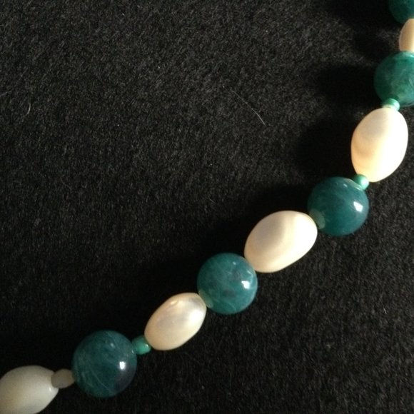 Women's necklace green and white beads elastic - Picture 3 of 5